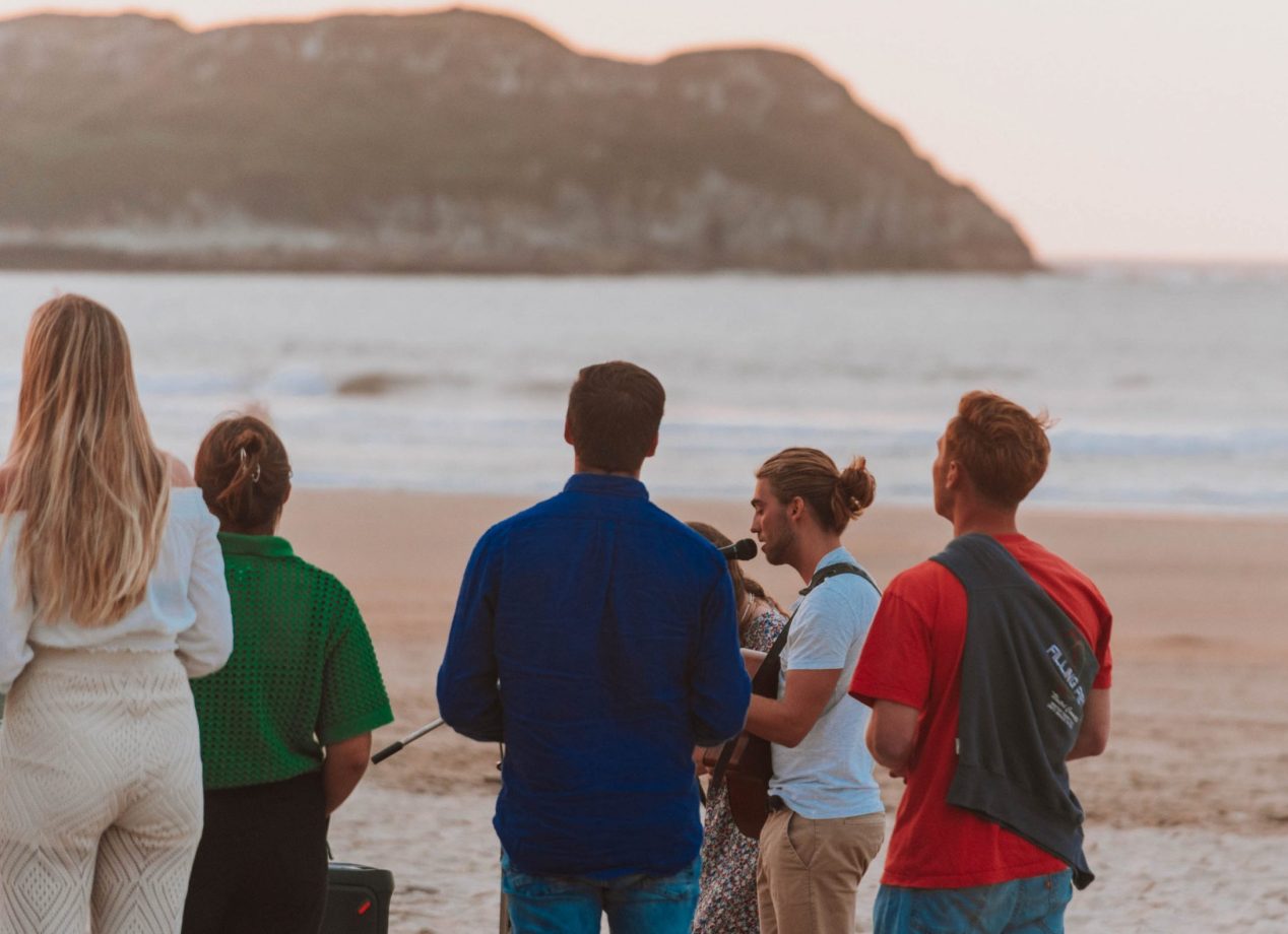 Samenkomst op strand tijdens new wave